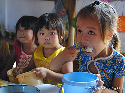 写真：幼稚園では先生や保護者がつくった給食が提供されます
