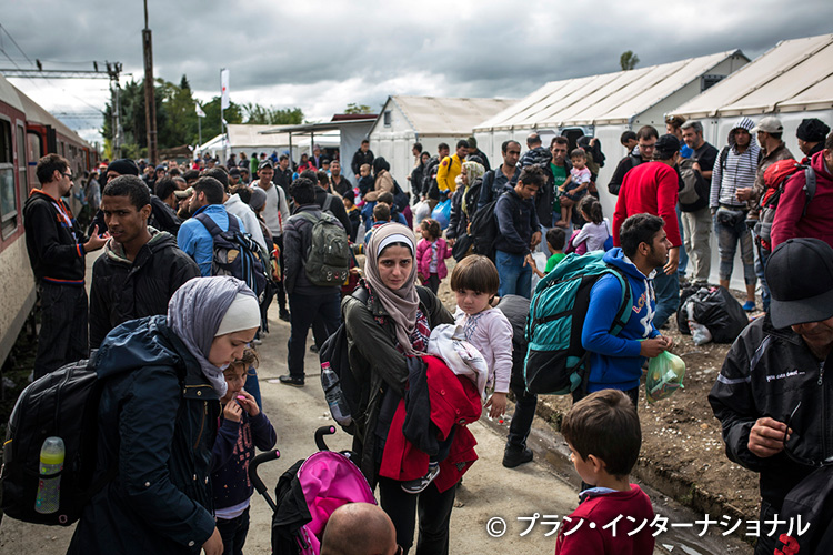 写真：国外に逃れたシリア難民の人々