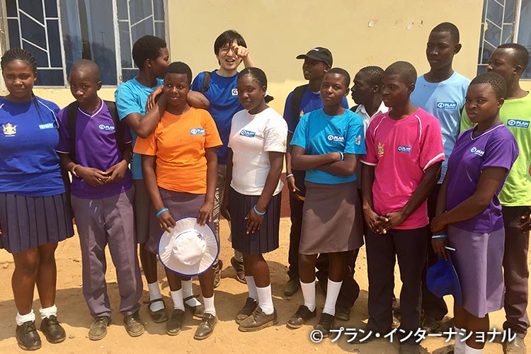 写真：ジンバブエのプロジェクト参加者たちと曽我職員（左から5番目）
