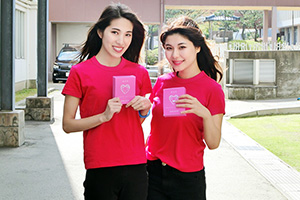 写真：金沢医科大学　Pink robes　PLAN書き損じはがき回収係