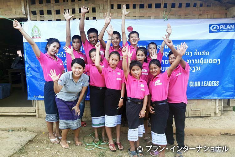 写真：長島職員とプロジェクトの活動をする子どもたち