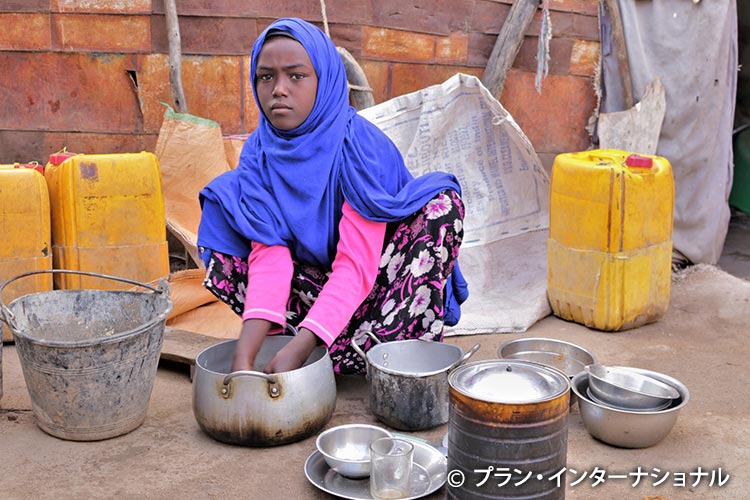 家族の食事の準備をする女の子（ソマリア）