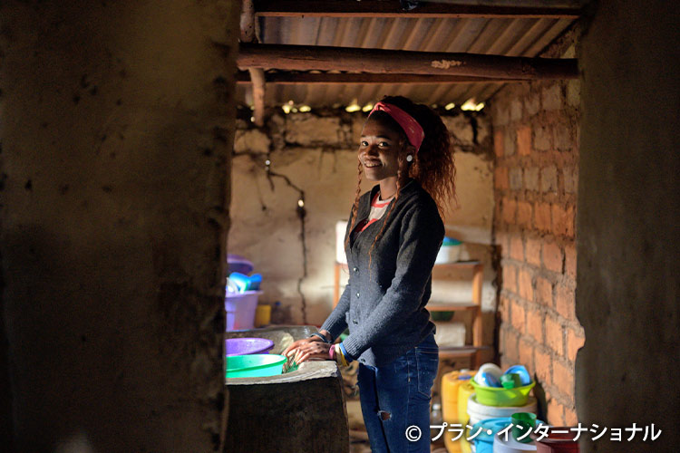 写真：家事をする難民キャンプに暮らす女の子（マラウイ）