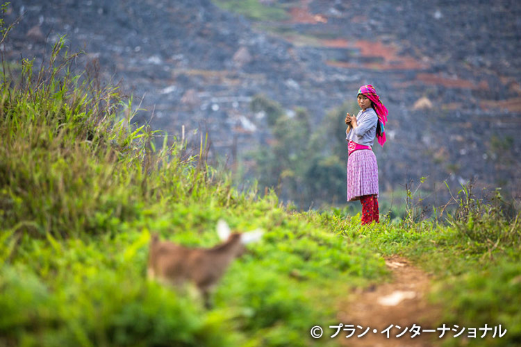 写真：ベトナムの農村風景と少数民族の女の子