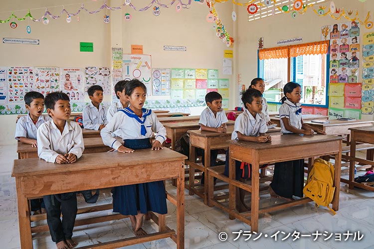 写真：教室で学ぶ小学生たち