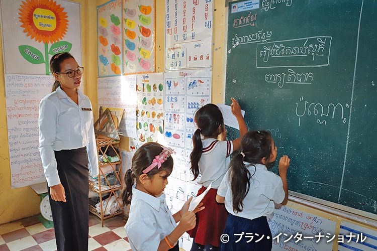 写真：クメール語の授業の様子（小学校）