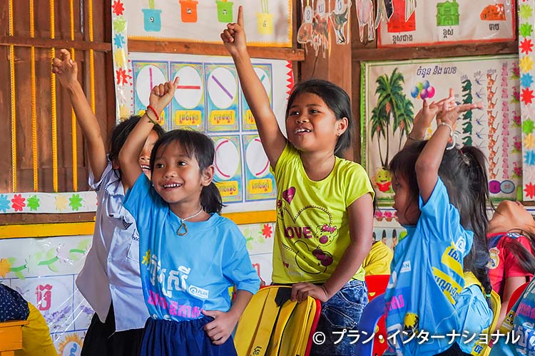 写真：楽しく学ぶ子どもたち（カンボジア）