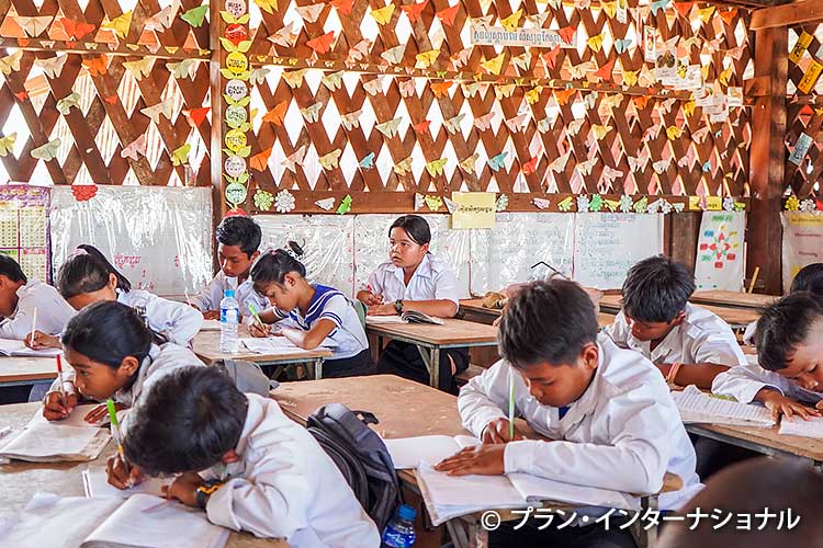 写真：改修された学校で学ぶ子どもたち（カンボジア）