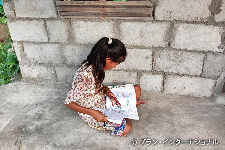 写真：勉強をする女の子（ネパール）