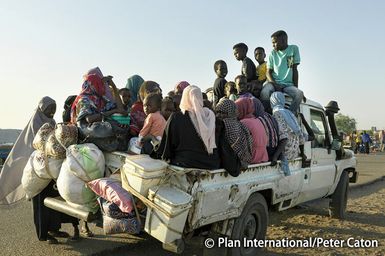 写真：紛争が激化したスーダンから逃れてきた家族（南スーダン）
