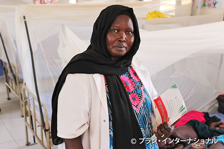 写真：重度の栄養不良児の治療にあたる看護師（スーダン）