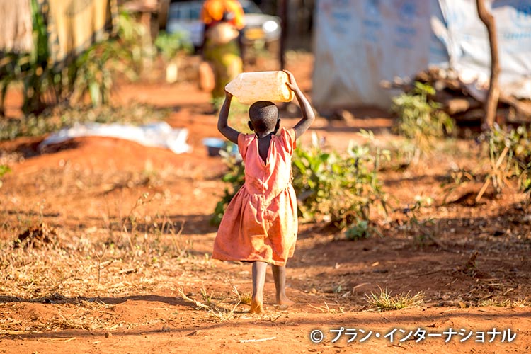 写真：水汲みに行く女の子（タンザニア）