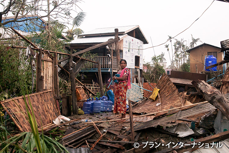 写真：サイクロン・モカで家が倒壊した女性（ミャンマー）