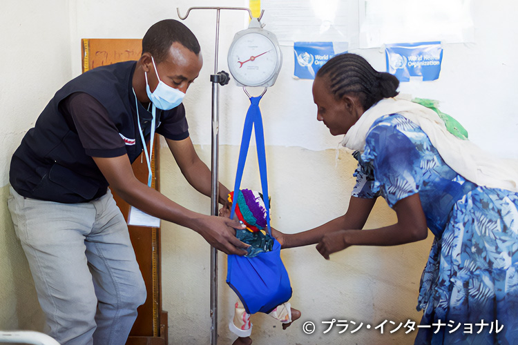 写真：健康チェックを受ける乳幼児（エチオピア）