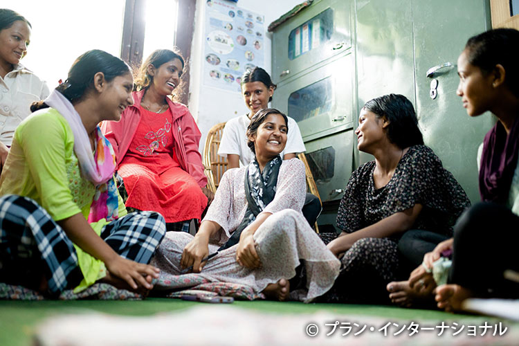 写真：女性の権利について学ぶ女の子たち（ネパール）