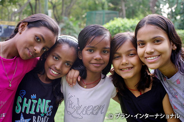 写真：野外学習活動を楽しむ女の子たち（インド）