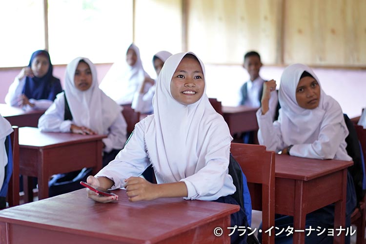 写真：インドネシアの学校の教室で学ぶ生徒たち