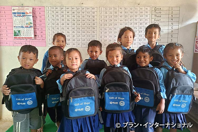 学用品と衛生セットを受け取った子どもたち（ネパール）
