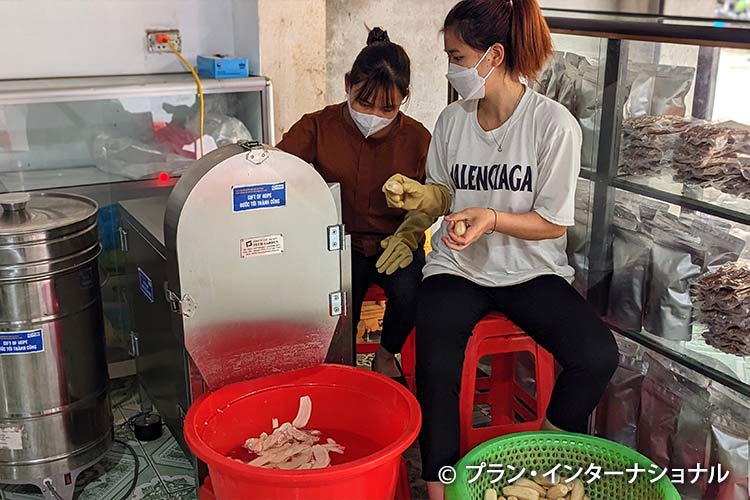 ギフトの調理器具でバナナチップを作る少数民族の若者（ベトナム）