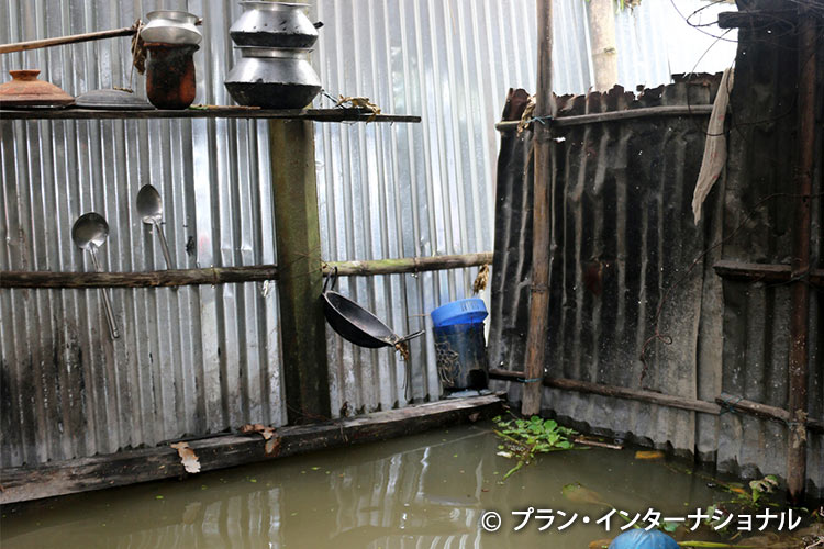 写真：洪水により水浸しになった住居