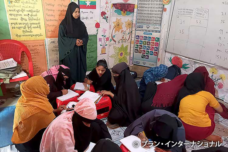 写真：識字クラスで真剣に学ぶ女性たち