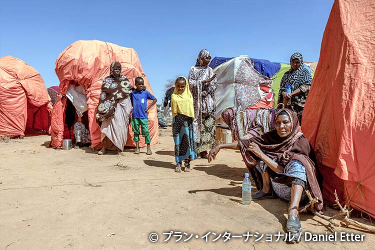 写真：国内避難民キャンプに逃れてきた人々