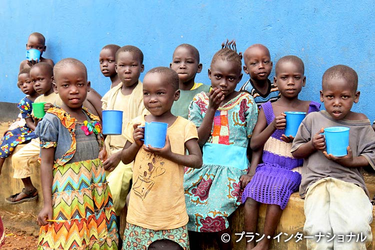 写真：南スーダン難民キャンプでお粥を食べる子どもたち（ウガンダ）