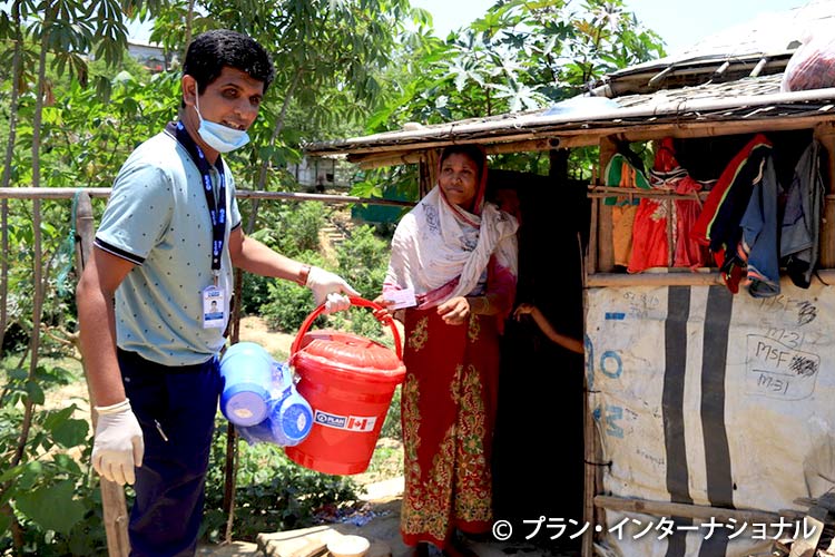 写真：ロヒンギャ難民キャンプで衛生キットを届けるスタッフ（バングラデシュ）