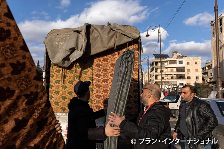 写真：地震の被災者への毛布やマットレスの配布（シリア）
