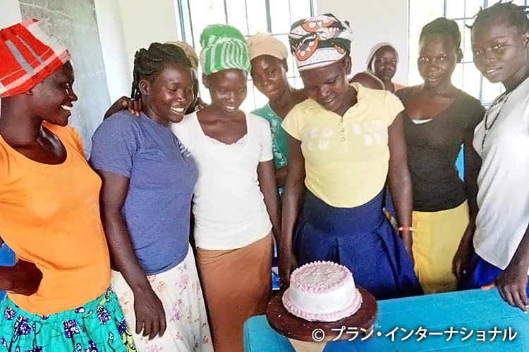 写真：パンやお菓子作りの講習を受けた難民の女の子たち（ウガンダ）