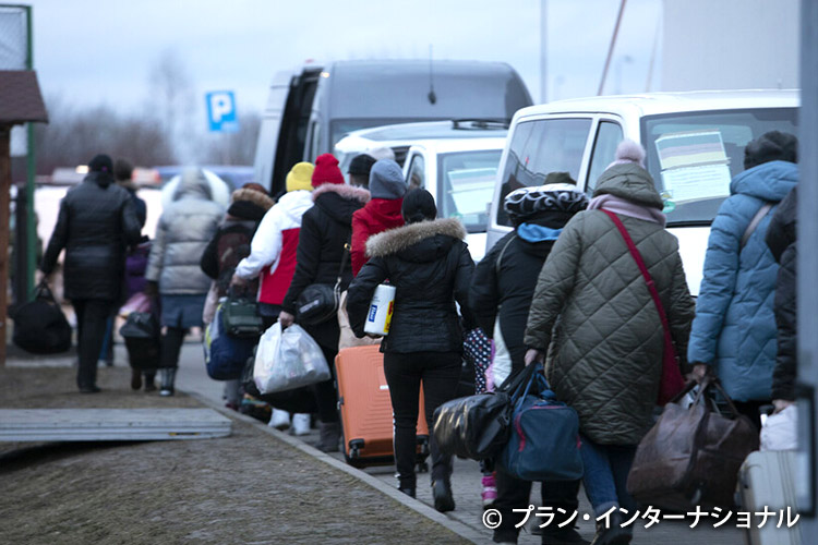 写真：移動のためにバスを乗り換えるウクライナ難民（ポーランド）