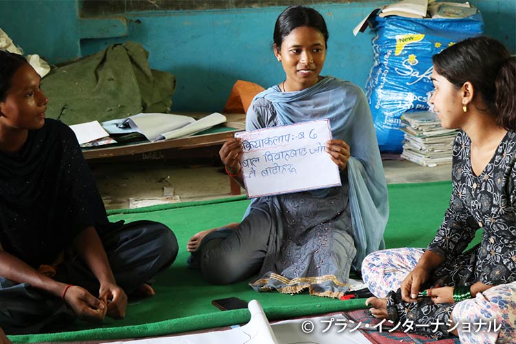 写真：早すぎる結婚の弊害の意識啓発をするボランティア（ネパール）