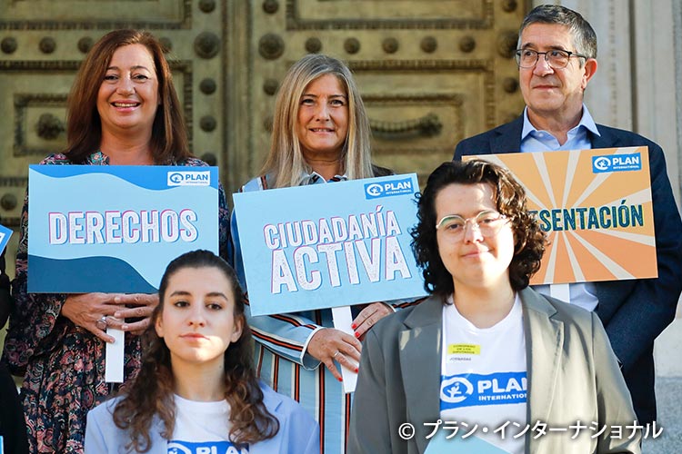 写真：女性リーダーとして活躍する女の子と代議員（スペイン）