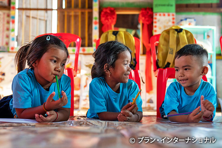 写真:幼稚園で学ぶ子どもたち（カンボジア）