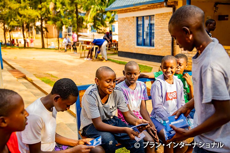 写真:難民キャンプで育ち、貯蓄と生計を学ぶコンゴ難民のユースたち