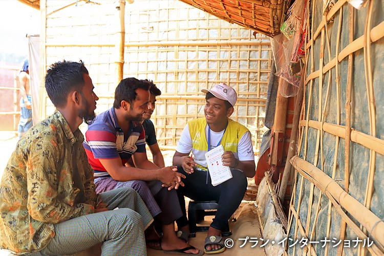 写真：識字教育受講後、キャンプ内で仕事を得たロヒンギャ難民の青年（バングラデシュ）