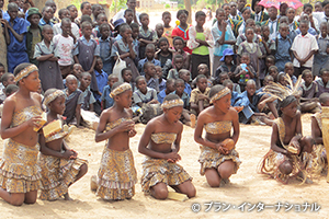 写真：伝統的なダンスと歌でHIV感染の予防を訴える子どもたち