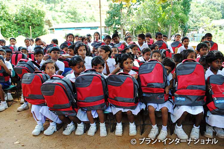 写真：日本からの支援で学用品を受け取った子どもたち