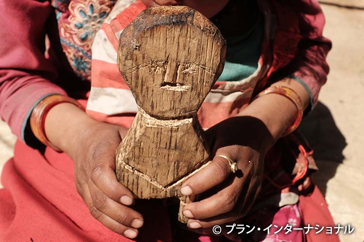 写真：娘のために手作りした木彫りの人形