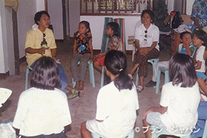 子どもたちへのトレーニングを行うチャド職員（後列左端）