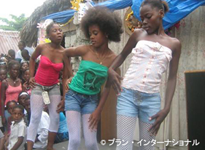 写真：コミュニティの少女たちのダンスで活気づけ
