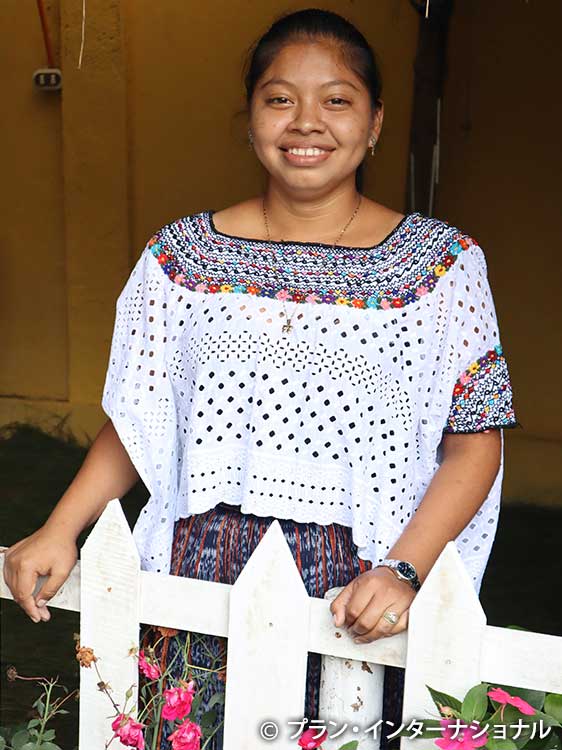 写真：エベリンさん　20歳　プランの活動に参加している女の子 