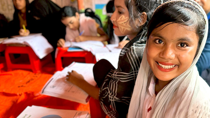 写真：手を振る女の子たち