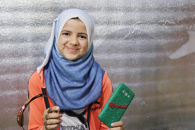 縫製の実習でミシンの使い方を学ぶ女の子