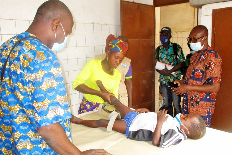 縫製の実習でミシンの使い方を学ぶ女の子