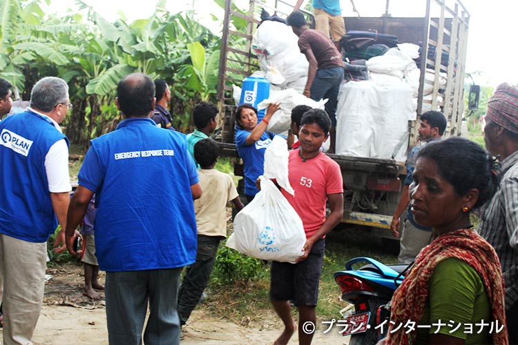 写真：支援物資を受け取る人々（ネパール）