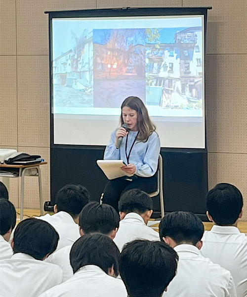 写真:高校生を前に講演するアンナ職員