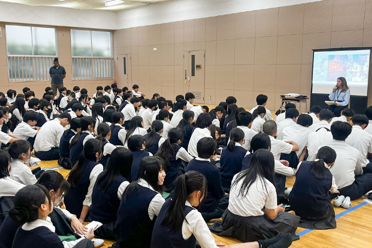 写真:アンナ職員の講演に耳を傾ける生徒たち