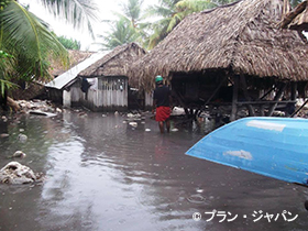写真：海水に浸水したキリバスの人々の家屋