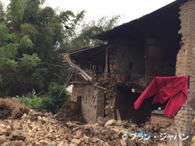 写真：被害を受けたレンガづくりの家屋